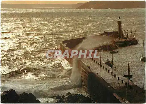 Cartes postales moderne Binic Tempete de nordet sur la digue du port Phare