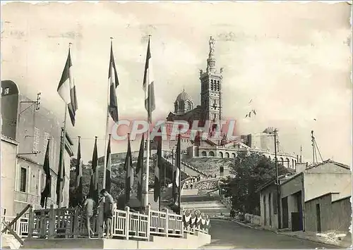 Cartes postales moderne Marseille La Basilique de Notre Dame de la Garde Au premier plan le Char Jeanne d'Arc