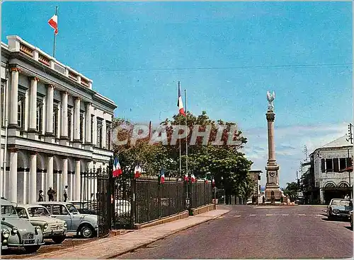 Cartes postales moderne La Reunion Saint Denis Rue de Paris et vue sur le Monument aux Morts a gauche la Mairie