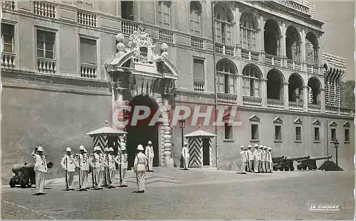 Cartes postales moderne Monaco La releve de la garde devant le palais princier Militaria