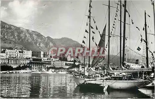 Cartes postales moderne Principaute Les yachts au port Au fond Monte Carlo Bateaux