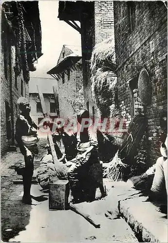 Cartes postales moderne Nepal Patan Le pilage du millet
