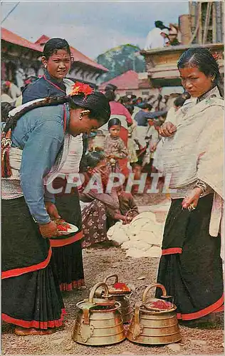 Moderne Karte Typical women of Kathmandu Valley preparing for worship