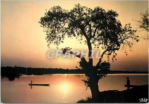 Cartes postales moderne L Afrique en couleurs Pirogue au soleil couchant