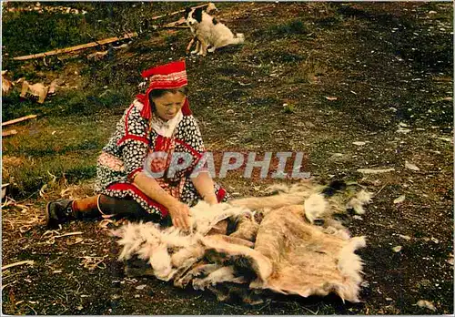 Moderne Karte Norvege Laponie Preparation des peaux de rennes pour le tannage