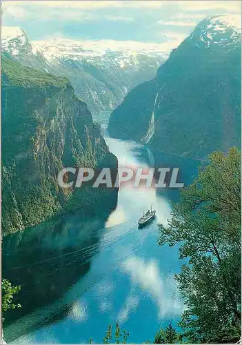 Cartes postales moderne Norway Geirangerfjord toward The Pulpit and the waterfalls The Seven Sisters Bateau
