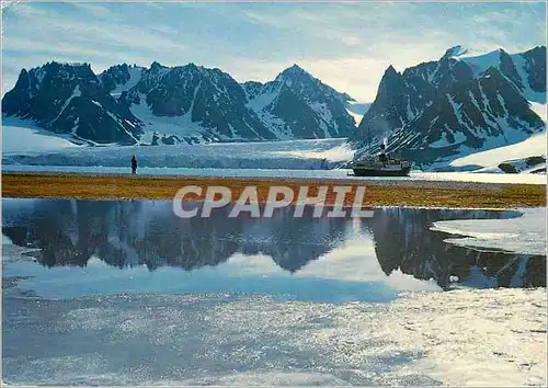 Cartes postales moderne The steamship Lyngen in The Megdalenabay