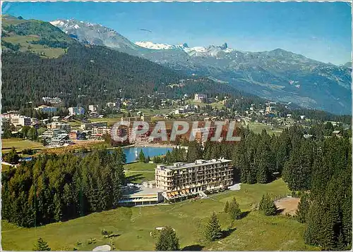 Cartes postales moderne Crans sur Sierre Valais Suisse Au premier plan l Hotel du Golf