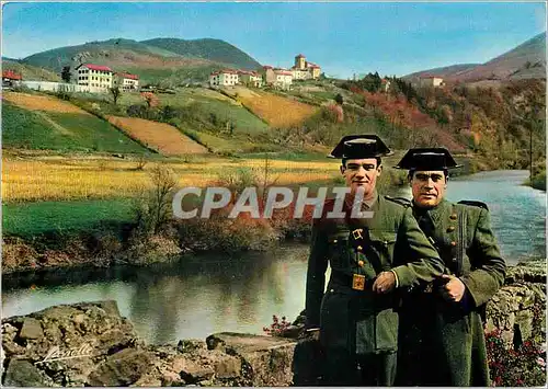 Cartes postales moderne Pays basque Les Douaniers Espagnols en faction sur la Bidassoa Au fond le village de Biriatou Fr