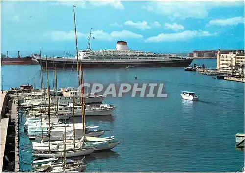 Cartes postales moderne Genova depart de la leonardo da vinci vue par le petit port Bateau Paquebot