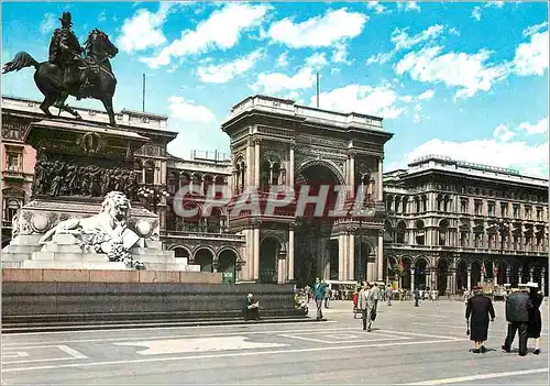 Cartes postales moderne Milano Place du Dome Monument a Vittorio Emmanuel et Galerie