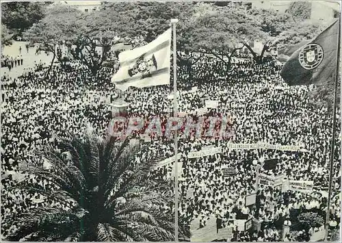 Cartes postales moderne Portugal Luanda Tous les portugais autour d'un drapeau le drapeau portugais