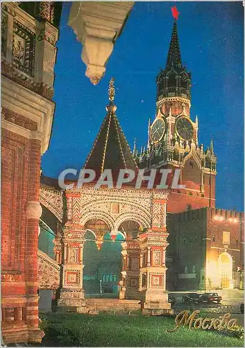 Cartes postales moderne Moscow the spasskaya tower of the Moscow kremlin in the foreground front steps to st basils cath