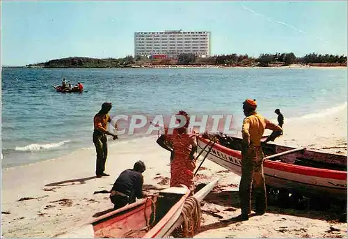 Moderne Karte Senegal Barques de pecheurs Au loin l'Hotel des Relais aeriens