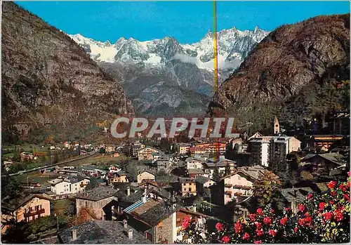 Cartes postales moderne Courmayeur vue generale au fond la chaine du mont blanc