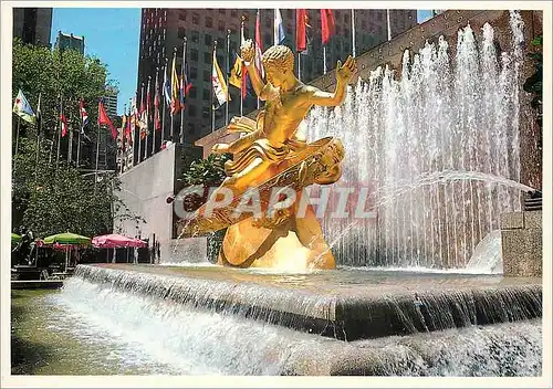 Cartes postales moderne New york city rockefeller prometheus statue with the flags of the world in the background