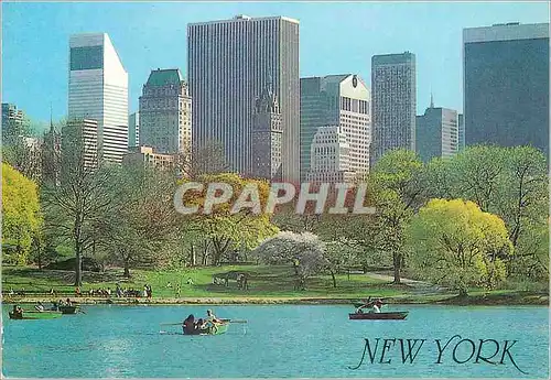 Cartes postales moderne New york peaseful lake in central park with New york's midtown skyline in the background