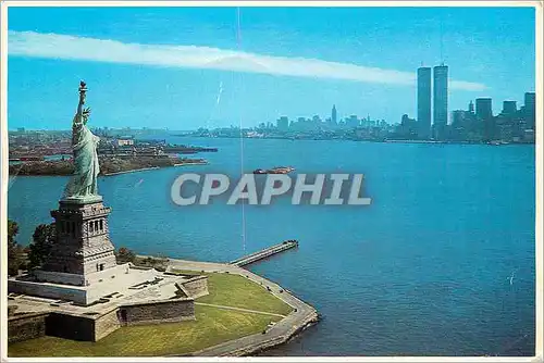 Cartes postales moderne New York City The Statue of Liberty with the lower Manhattan skyline in the background
