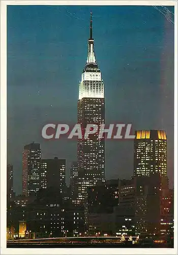 Cartes postales moderne New York Sky The Empire State Building lighing up the New York City