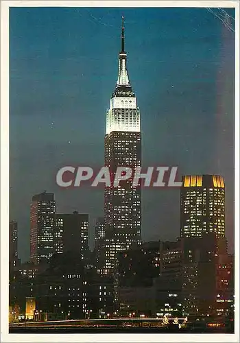 Moderne Karte New York Sky The Empire State Building lighing up the New York City