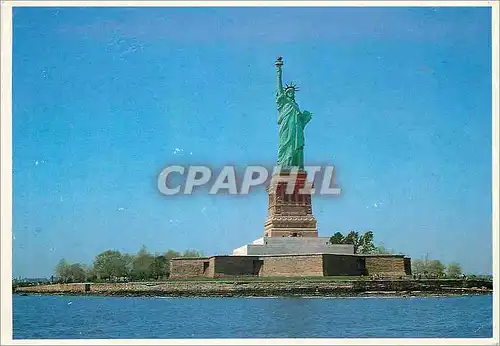 Cartes postales moderne New York City Standing at the entrance to New York's Harbor