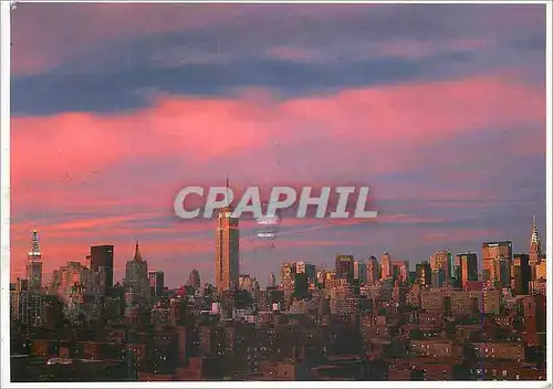 Cartes postales moderne New York A Brilliant Sunset Sky Frames the empire state building