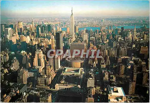 Cartes postales moderne New York City Aerial view of Midtown Manhattan skyline facing East