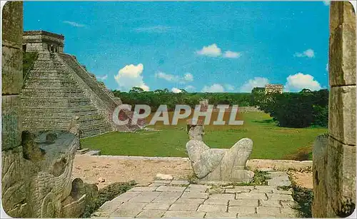 Cartes postales moderne Chac-mool figure at the Temple of the Warriors THE CASTLE is in the background