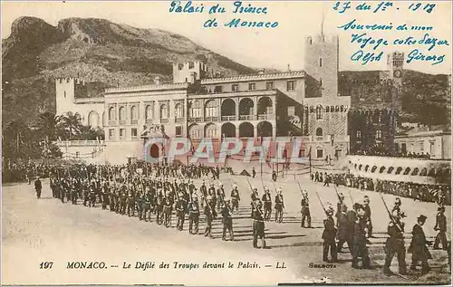 Cartes postales MONACO. � Le Defile des Troupes devant le Palais Militaria