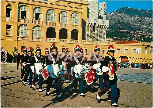 Moderne Karte PRINCIPAUTE DE MONACO Clairons et Tambours d�filant devant Ie Palais Princier Militaria