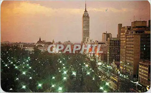 Moderne Karte Twilight over Mexico City. The Alameda is to the front the Latin American Tower to the back MEXI