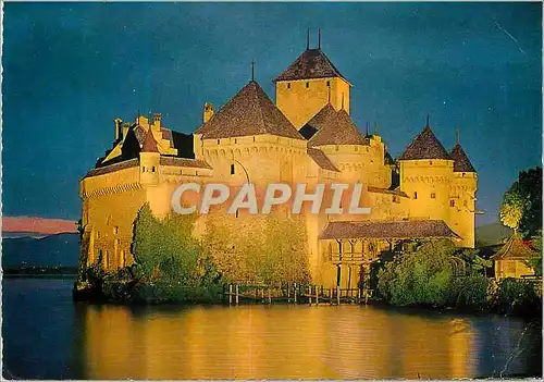 Moderne Karte Montreux Vue nocturne du Chateau de Chillon Das Schlos Chillon bei Nacht Veduta notturna del Cas