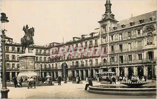 Cartes postales moderne Madrid Plaza Mayor Estatua ecuestre de Felipe III Tarjeta Postal Foto Garcia Garabella Madrid Pr