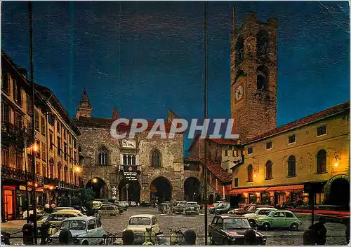 Cartes postales moderne Bergamo la nuit Vieille Place Tour communale d originale romaine