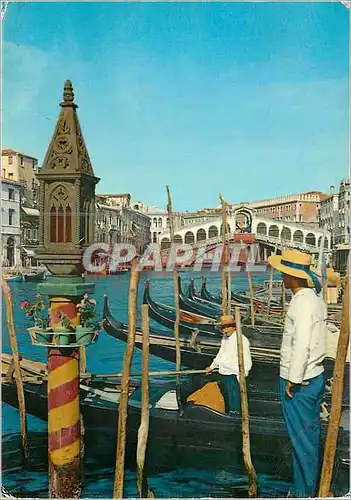 Cartes postales moderne Venezia Les gondoles et le pont de Rialto