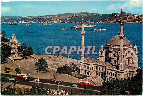 Cartes postales moderne Istanbul Turkey La Mosquee de Dolmabahre et le Bosphore Bateau