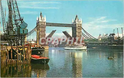 Cartes postales moderne Tower Bridge London Bateaux