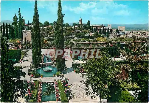 Cartes postales moderne Granada Generalife Vue du Jardin Bas avec l Alhambra