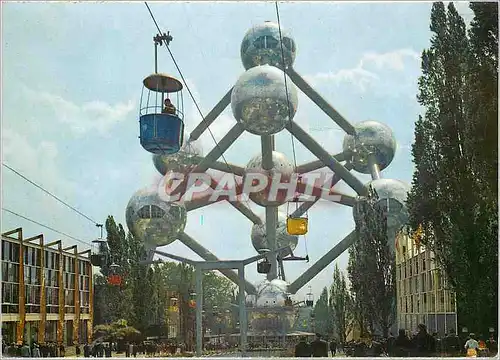 Cartes postales moderne Exposition Universelle de Bruxelles L Atomium a gauche le Pavillon d Egicarte