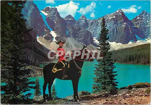 Cartes postales moderne A member of the famous Royal Canadian Mounted Police set against a majestic mountain background