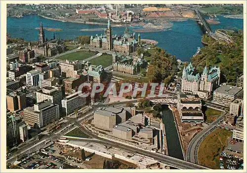 Cartes postales moderne Ottawa Ontario Le Centre National des Arts au premier plan le long du canal Rideau