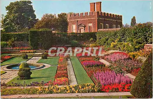 Cartes postales moderne Sunken gardens with pont hampton court palace