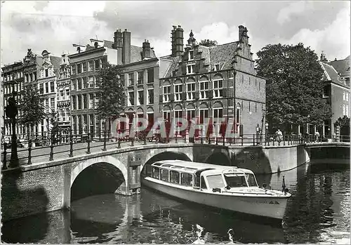 Cartes postales moderne Amsterdam Voorburgwal avec Maison aux frois canaux Bateau