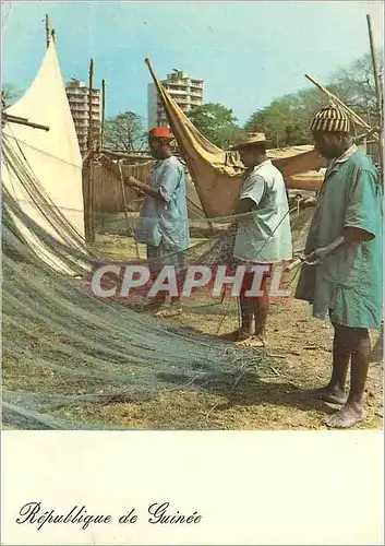 Cartes postales moderne Republique de Guinee Conakry Remise en etat des filets des pecheurs de boulbinet Peche