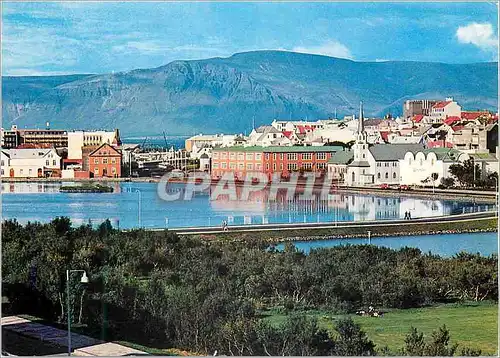 Cartes postales moderne Reykjavik View of the Lake and Mt Esja