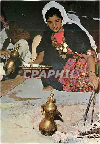 Moderne Karte At a Beduin tent Beduin Women Serving Coffee