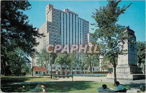 Cartes postales moderne Canada Montreal Le Laurentien un hotel Sheraton vu de la Place Dominion Laurentian hotel