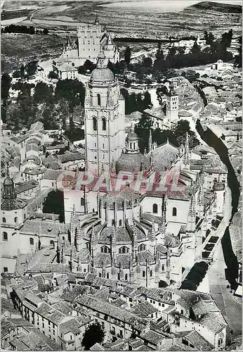 Cartes postales moderne Segovia la Cathedrale et Alcazar Vue air