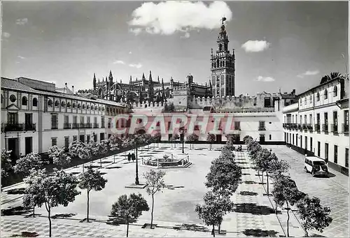 Cartes postales moderne Reales Alcazares de Sevilla Cour de Drapeaus et Cathedrale