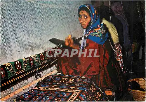 Cartes postales moderne Kairouan Une Tapissiere